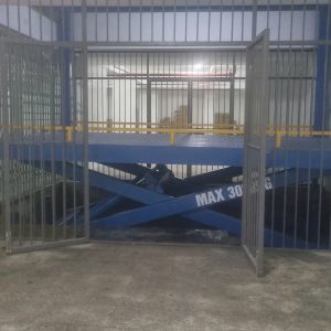 Thang nâng hàng có lồng bảo vệ