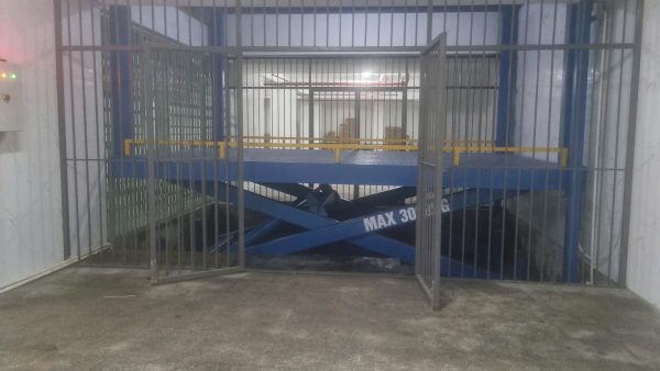Thang nâng hàng có lồng bảo vệ